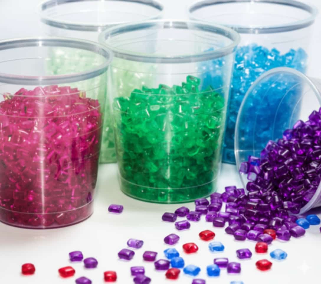 PET masterbatch is a concentrated formulation consisting of pellets that contain pigments, fillers, or additives dispersed within a polyethylene terephthalate carrier resin